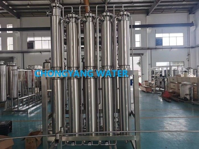 Destilação por compressão de vapor de efeito múltiplo e sistemas baseados em membrana para produzir WFI